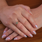 Anel Lovely III Esmeralda e Diamantes Ouro 18k