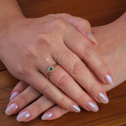 Anel Lovely III Esmeralda e Diamantes Ouro 18k